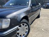 Mercedes-Benz E 220 1993 года за 2 500 000 тг. в Жезказган – фото 2