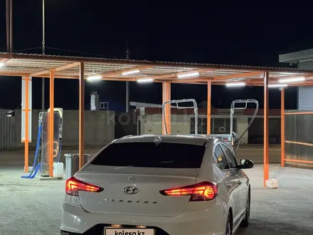Hyundai Elantra 2019 года за 7 700 000 тг. в Атырау – фото 3