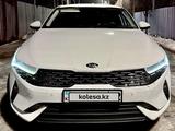 Kia K5 2021 года за 12 300 000 тг. в Алматы – фото 2