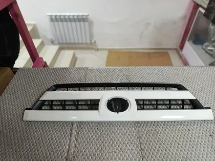 Решетка радиатора Toyota 4Runner 2003-2006 за 30 000 тг. в Астана
