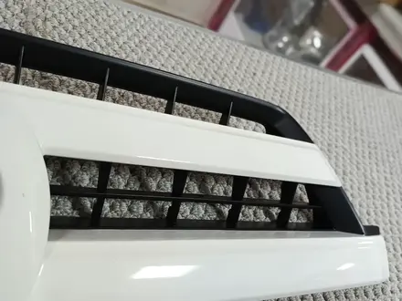 Решетка радиатора Toyota 4Runner 2003-2006 за 30 000 тг. в Астана – фото 2