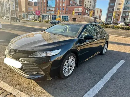 Toyota Camry 2019 года за 15 200 000 тг. в Астана