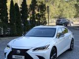 Lexus ES 350 2018 года за 21 500 000 тг. в Алматы