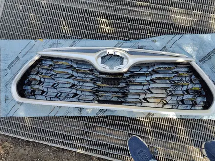 Оригинальная решетка радиатора Highlander 2019-. за 150 000 тг. в Алматы – фото 2