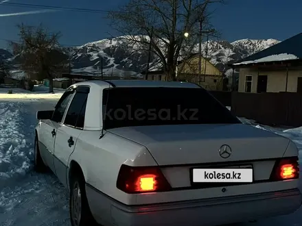 Mercedes-Benz E 220 1993 года за 1 850 000 тг. в Талдыкорган – фото 2