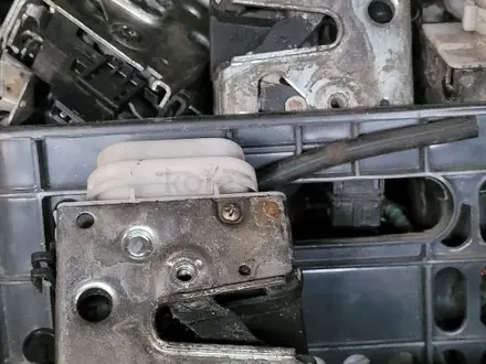 Замок двери на Audi за 5 000 тг. в Алматы – фото 2