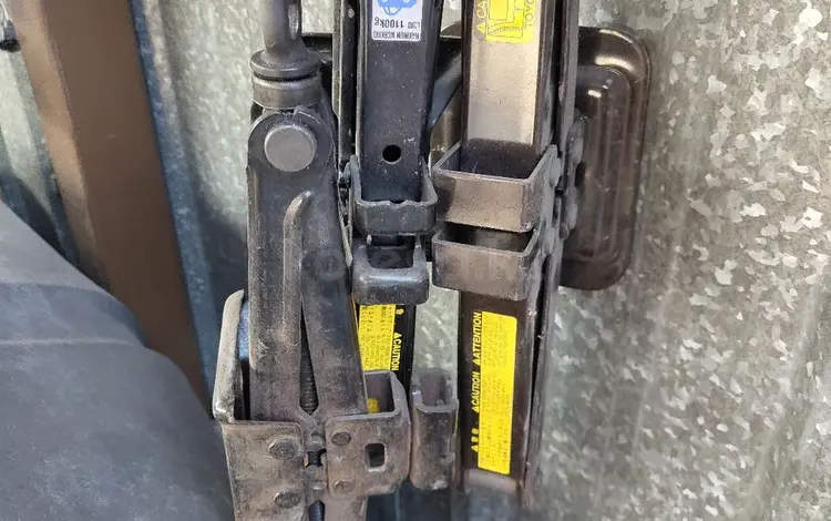 Домкрат для легковых и кроссовера за 12 000 тг. в Алматы