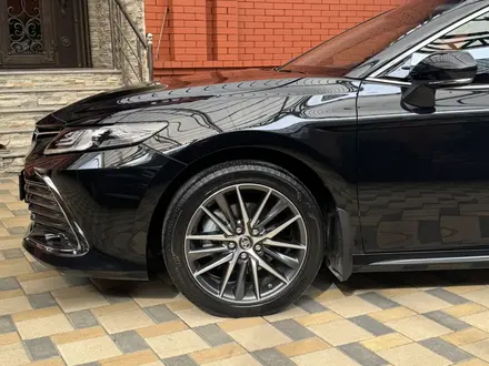 Toyota Camry 2023 года за 16 000 000 тг. в Атырау – фото 2