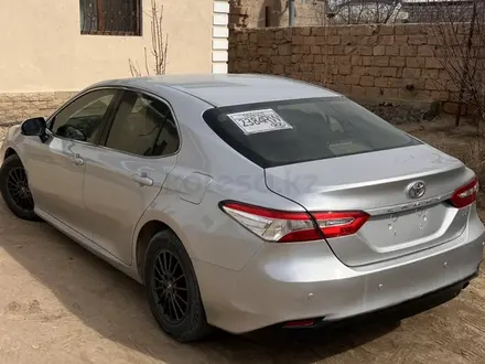 Toyota Camry 2018 года за 8 000 000 тг. в Жанаозен – фото 3