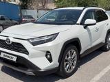 Toyota RAV4 2023 года за 17 500 000 тг. в Алматы