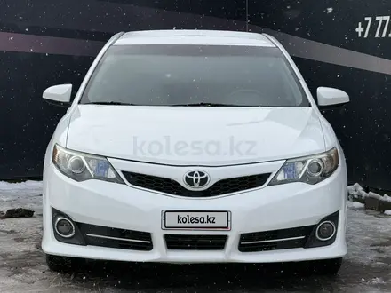 Toyota Camry 2014 года за 9 000 000 тг. в Актобе – фото 2