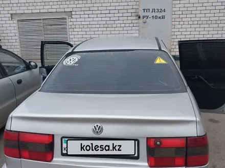 Volkswagen Passat 1995 года за 1 700 000 тг. в Уральск – фото 3