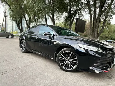 Toyota Camry 2021 года за 15 410 000 тг. в Алматы – фото 2