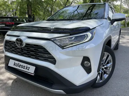 Toyota RAV4 2021 года за 19 800 000 тг. в Алматы