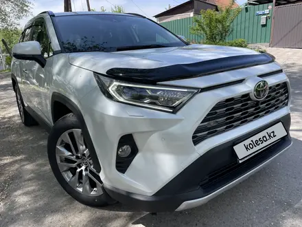 Toyota RAV4 2021 года за 19 800 000 тг. в Алматы – фото 3