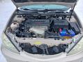 Toyota Camry 2004 года за 4 600 000 тг. в Уральск – фото 2