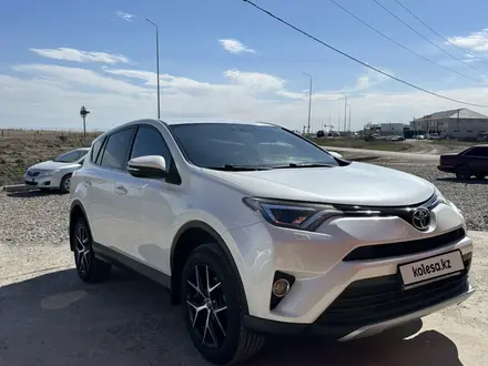 Toyota RAV4 2017 года за 11 500 000 тг. в Актобе – фото 2