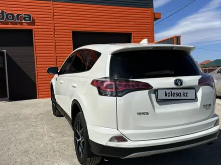 Toyota RAV4 2017 года за 11 500 000 тг. в Актобе – фото 4