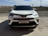 Toyota RAV4 2017 года за 11 500 000 тг. в Актобе