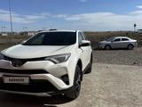 Toyota RAV4 2017 года за 11 500 000 тг. в Актобе – фото 3