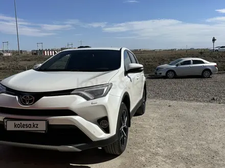 Toyota RAV4 2017 года за 11 500 000 тг. в Актобе – фото 3