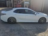 Toyota Camry 2022 года за 12 700 000 тг. в Алматы – фото 3