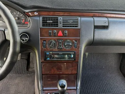 Mercedes-Benz E 230 1997 года за 2 800 000 тг. в Астана – фото 19