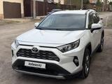Toyota RAV4 2021 года за 13 500 000 тг. в Караганда – фото 2