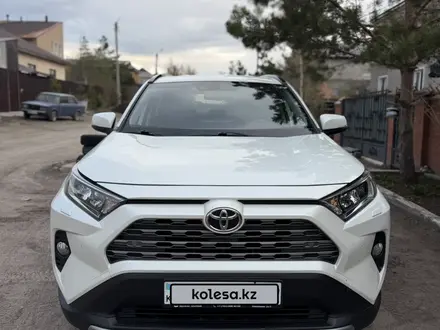 Toyota RAV4 2021 года за 13 500 000 тг. в Караганда