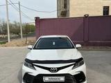 Toyota Camry 2021 года за 14 100 000 тг. в Шымкент – фото 2