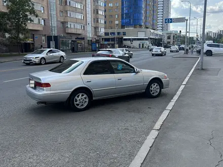Toyota Camry 2000 года за 3 400 000 тг. в Астана – фото 2