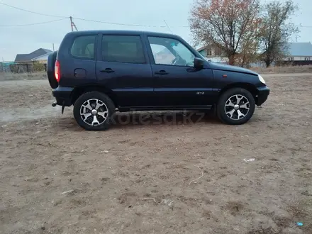 Chevrolet Niva 2005 года за 1 500 000 тг. в Уральск – фото 2