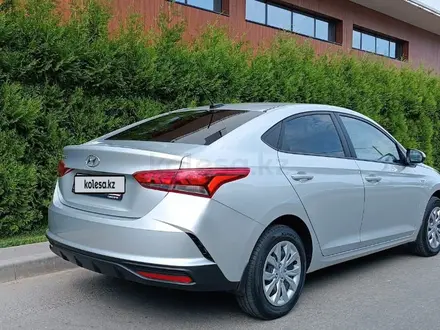 Hyundai Solaris 2023 года за 9 500 000 тг. в Актобе – фото 4