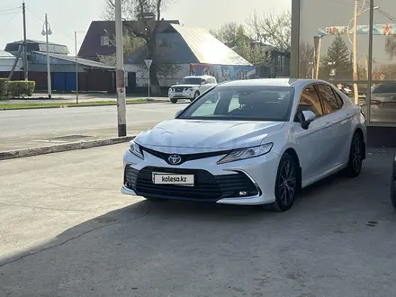 Toyota Camry 2021 года за 17 500 000 тг. в Уральск – фото 3