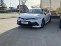 Toyota Camry 2021 года за 17 500 000 тг. в Уральск – фото 2