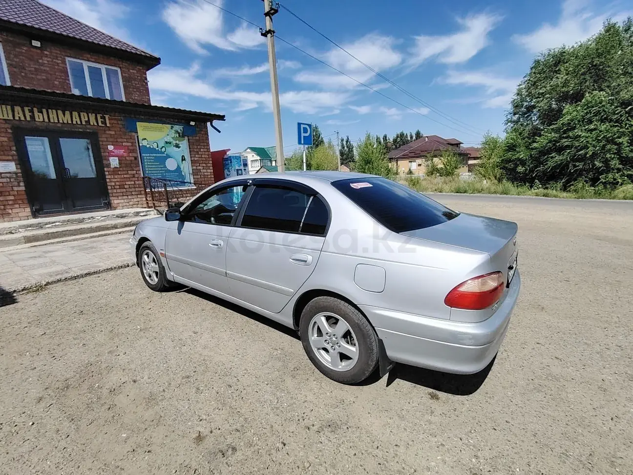 Toyota Avensis, 2001