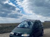 Volkswagen Sharan 1998 года за 1 500 000 тг. в Актобе – фото 2