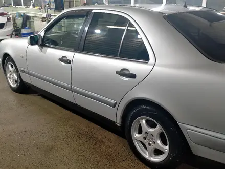 Mercedes-Benz E 230 1996 года за 2 500 000 тг. в Павлодар – фото 2