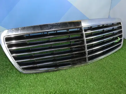 Решетка радиатора Mercedes Benz W211 до рестайлинг за 30 000 тг. в Тараз – фото 3
