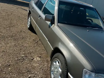 Mercedes-Benz E 200 1993 года за 1 500 000 тг. в Жезказган – фото 3