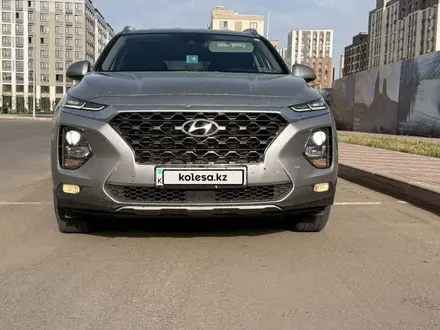 Hyundai Santa Fe 2020 года за 13 000 000 тг. в Астана