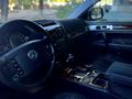 Volkswagen Touareg 2005 года за 4 700 000 тг. в Караганда – фото 6