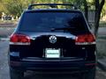 Volkswagen Touareg 2005 года за 4 700 000 тг. в Караганда – фото 7