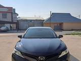 Toyota Camry 2018 года за 14 600 000 тг. в Шымкент – фото 3