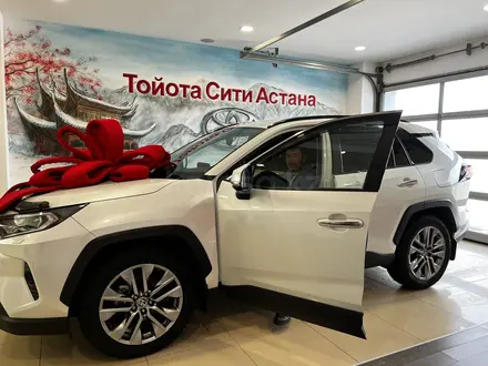 Toyota RAV4 2020 года за 18 500 505 тг. в Астана