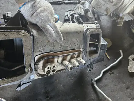 Радиатор печки испаритель кондиционера моторчик сервопривод за 70 000 тг. в Алматы – фото 2