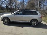 Volkswagen Touareg 2005 года за 5 500 000 тг. в Риддер – фото 2