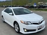 Toyota Camry 2013 года за 4 300 000 тг. в Актобе – фото 2