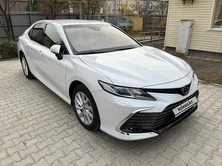 Toyota Camry 2023 года за 18 000 000 тг. в Атырау – фото 2