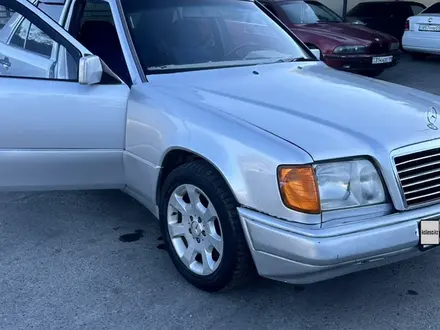 Mercedes-Benz E 220 1993 года за 2 400 000 тг. в Талдыкорган – фото 3